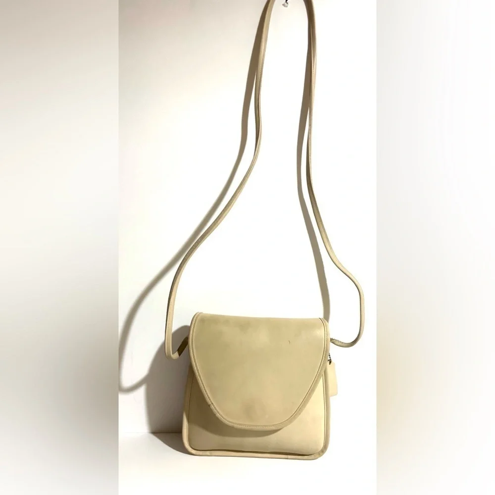 Coach vintage Elegant Cream distressed leather crossbody Bag